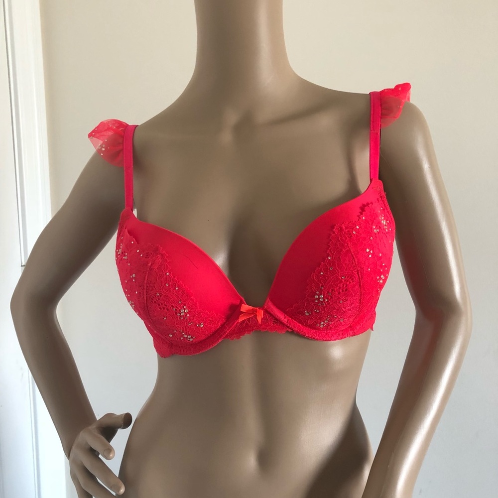 Victoria’s Secret Red Rhinestone Lace Bra❤️
